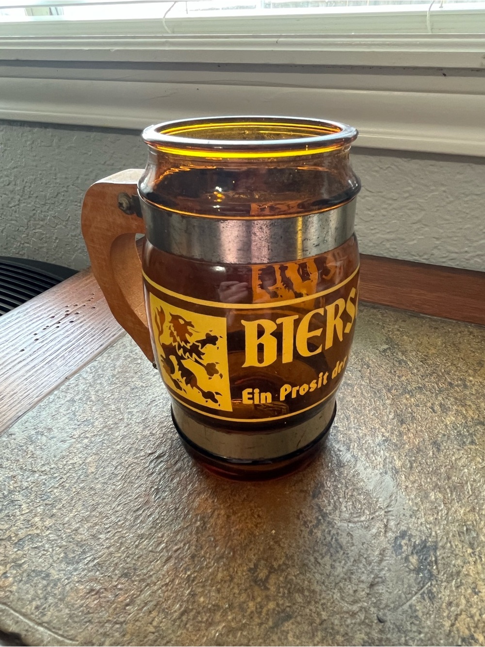 Biers Holz-Handled Amber Glass Beer Stein